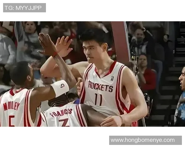 姚明手握国旗展风采彰显中国篮球精神与团结力量