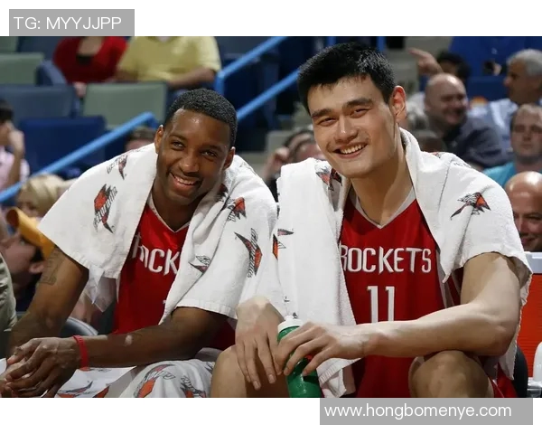 姚明轻松上篮展现篮球天赋引发全场喝彩瞬间 姚明轻松上篮展现篮球天赋引发全场喝彩瞬间